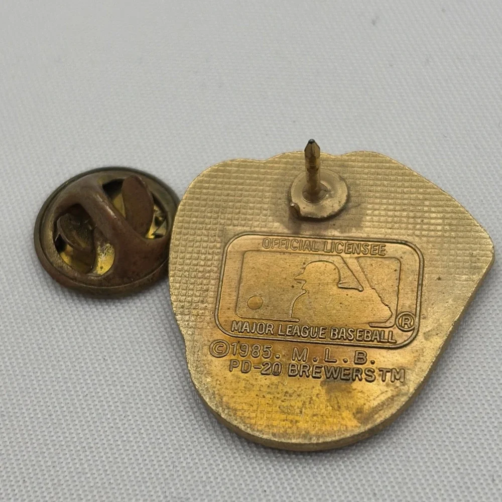 Vintage Milwaukee Brewers Baseball‎ Glove Logo MLB Lapel Hat Pin